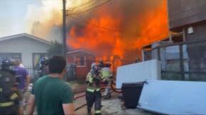 Ministros de Interior y Vivienda viajarán a Chiloé tras incendio que deja 140 viviendas destruidas Ministros de Interior y Vivienda viajarán a Chiloé tras incendio que deja 140 viviendas destruidas