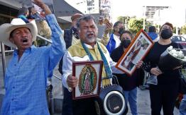 Con rancheras, miles de mexicanos dan último adiós a Vicente Fernández Con rancheras, miles de mexicanos dan último adiós a Vicente Fernández