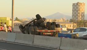 Camión con madera terminó incendiado tras volcar en la Autopista Central Camión con madera terminó incendiado tras volcar en la Autopista Central