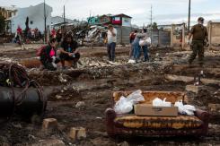 Hallan evidencia de bebidas alcohólicas y cigarros cerca de origen del megaincendio en Castro