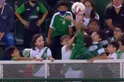 Todo por un balón de fútbol: niños hinchas de Banfield protagonizan disputa con un inesperado final Todo por un balón de fútbol: niños hinchas de Banfield protagonizan disputa con un inesperado final