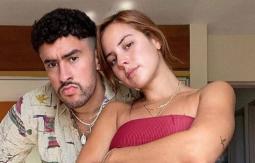 El apasionado beso que Bad Bunny le dio a su novia en pleno concierto y que se ha vuelto viral El apasionado beso que Bad Bunny le dio a su novia en pleno concierto y que se ha vuelto viral
