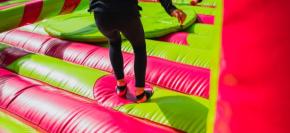 Cuatro niños mueren al caer de un castillo inflable: Ráfaga de viento elevó el juego a 10 metros Cuatro niños mueren al caer de un castillo inflable: Ráfaga de viento elevó el juego a 10 metros