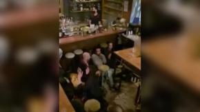 Un herido tras balacera en Valparaíso: clientes de un bar debieron refugiarse Un herido tras balacera en Valparaíso: clientes de un bar debieron refugiarse