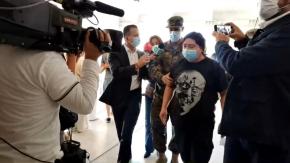 Detienen a vocal de mesa por usar una polera con imagen de Jaime Guzmán Detienen a vocal de mesa por usar una polera con imagen de Jaime Guzmán
