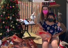 El noble gesto de una profesora con sus alumnos previo a Navidad: regala peluches afuera de su casa El noble gesto de una profesora con sus alumnos previo a Navidad: regala peluches afuera de su casa