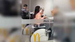 Cadena de comida rápida instala bicicletas estáticas para quemar calorías mientras clientes comen