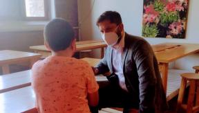 Boric se reúne con niño que fue a esperarlo fuera de su comando: Le pidió subir el sueldo a su mamá