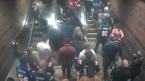 Escalera mecánica falla y retrocede con velocidad: Provocó caída de decenas de personas en el metro Escalera mecánica falla y retrocede con velocidad: Provocó caída de decenas de personas en el metro