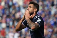 Larrivey quiere seguir en Santiago tras dejar la U y avisa sobre su futuro: "No descarto nada" Larrivey quiere seguir en Santiago tras dejar la U y avisa sobre su futuro: "No descarto nada"