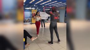 Le falló el sentido arácnido: Declaró su amor a una amiga disfrazado de Spiderman y lo rechazaron Le falló el sentido arácnido: Declaró su amor a una amiga disfrazado de Spiderman y lo rechazaron