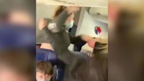 Mujer le rompió los dientes a una asistente de vuelo por pedirle que usara bien la mascarilla Mujer le rompió los dientes a una asistente de vuelo por pedirle que usara bien la mascarilla