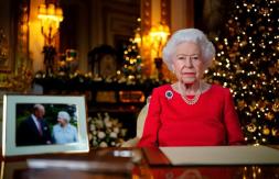 Isabel II confiesa en su mensaje de Navidad que "echa de menos" al fallecido Felipe de Edimburgo Isabel II confiesa en su mensaje de Navidad que "echa de menos" al fallecido Felipe de Edimburgo