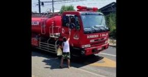 Bomberos homenajea a niño que donó agua a los voluntarios que trabajan en el incendio en Quillón Bomberos homenajea a niño que donó agua a los voluntarios que trabajan en el incendio en Quillón