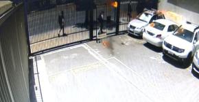 Video capta ataque con bomba molotov a centro de Gendarmería en Recoleta Video capta ataque con bomba molotov a centro de Gendarmería en Recoleta