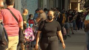 [VIDEO] Largas filas en vacunatorios por dosis de refuerzo: Será exigida para el Pase de Movilidad