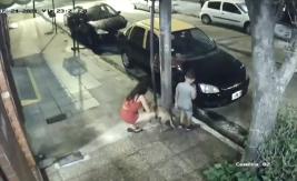 Mujer ató a perro a un poste y lo abandonó en víspera de Navidad: vecinos le están buscando un hogar Mujer ató a perro a un poste y lo abandonó en víspera de Navidad: vecinos le están buscando un hogar