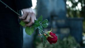 Hombre fue dado por muerto, pero apareció vivo en su propio funeral: "Me sepultaron y aquí ando" Hombre fue dado por muerto, pero apareció vivo en su propio funeral: "Me sepultaron y aquí ando"