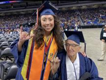 Abuelo de 87 años se graduó de la universidad junto a su nieta: Historia dio la vuelta al mundo Abuelo de 87 años se graduó de la universidad junto a su nieta: Historia dio la vuelta al mundo