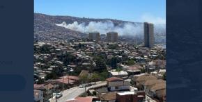Incendio afecta zona del Cerro San Juan de Dios en Valparaíso Incendio afecta zona del Cerro San Juan de Dios en Valparaíso