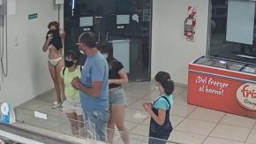 Mujer se saca el vestido en una heladería para usarlo como mascarilla Mujer se saca el vestido en una heladería para usarlo como mascarilla