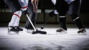 Joven jugador de hockey sobre hielo muere luego que un patín le cortara el cuello tras un choque Joven jugador de hockey sobre hielo muere luego que un patín le cortara el cuello tras un choque