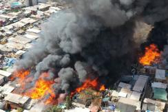 Al menos 100 casas destruidas y 300 damnificados por incendio en campamento de Iquique Al menos 100 casas destruidas y 300 damnificados por incendio en campamento de Iquique