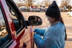 Una mujer encierra a su hijo en el baúl del auto para hacerle prueba de covid-19 en EEUU Una mujer encierra a su hijo en el baúl del auto para hacerle prueba de covid-19 en EEUU
