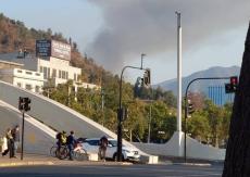 Bomberos trabaja en incendio que afecta a vivienda cercanas al cerro San Cristóbal en Recoleta