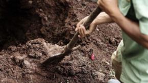 Tres jóvenes fueron secuestrados, torturados y obligados a cavar sus propias tumbas en Colombia Tres jóvenes fueron secuestrados, torturados y obligados a cavar sus propias tumbas en Colombia