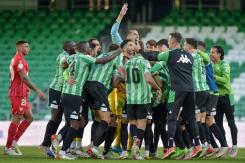 El Betis elimina al Sevilla de la Copa del Rey en reanudación de accidentado partido El Betis elimina al Sevilla de la Copa del Rey en reanudación de accidentado partido