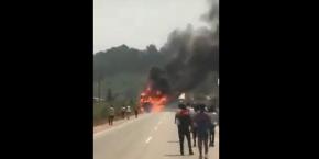 17 muertos y 59 heridos en accidente de un camión con explosivos en Ghana 17 muertos y 59 heridos en accidente de un camión con explosivos en Ghana