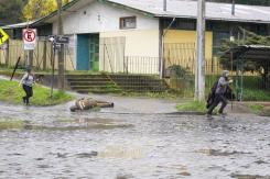Condenan a tres personas por golpiza a carabinero durante marcha no autorizada en Temuco Condenan a tres personas por golpiza a carabinero durante marcha no autorizada en Temuco