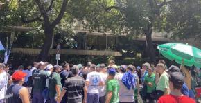 Camioneros de Mendoza bloquean paso Los Libertadores en protesta contra funcionarios chilenos Camioneros de Mendoza bloquean paso Los Libertadores en protesta contra funcionarios chilenos