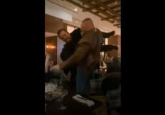 [VIDEO] Brock Lesnar dejó KO al "jackass chileno" en previa a evento de WWE: Lo azotó contra mesa