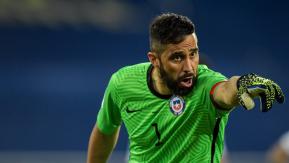 Claudio Bravo dedicó elogios a Brayan Cortés por su actuación ante Bolivia: "Te lo mereces, indio" Claudio Bravo dedicó elogios a Brayan Cortés por su actuación ante Bolivia: "Te lo mereces, indio"
