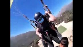 Al borde de una tragedia: instructor de parapente vive tensos momentos al quedar colgando en el aire Al borde de una tragedia: instructor de parapente vive tensos momentos al quedar colgando en el aire