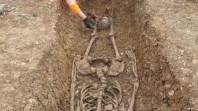 Arqueólogos descubren 40 esqueletos romanos decapitados con los cráneos entre las piernas Arqueólogos descubren 40 esqueletos romanos decapitados con los cráneos entre las piernas
