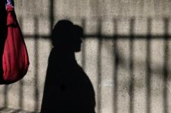 Clavan un clavo en la cabeza de una paquistaní embarazada para que tenga un varón Clavan un clavo en la cabeza de una paquistaní embarazada para que tenga un varón