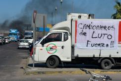 Dueños de camiones de Valparaíso bloquearán puerto tras muerte de conductor en el norte del país Dueños de camiones de Valparaíso bloquearán puerto tras muerte de conductor en el norte del país