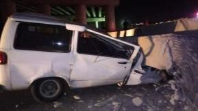 Parte de puente se desploma y deja una camioneta aplastada en México Parte de puente se desploma y deja una camioneta aplastada en México