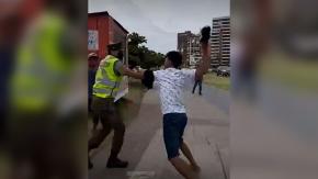 Reos agreden a uno de los imputado por ataque a Carabineros en Playa Cavancha de Iquique Reos agreden a uno de los imputado por ataque a Carabineros en Playa Cavancha de Iquique