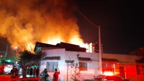 Evacuan edificios colindantes a incendio en bodega de gas licuado en La Cisterna Evacuan edificios colindantes a incendio en bodega de gas licuado en La Cisterna