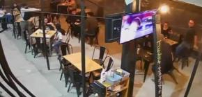 Cámaras de seguridad registraron violento asalto armado a clientes de un bar en Quinta Normal Cámaras de seguridad registraron violento asalto armado a clientes de un bar en Quinta Normal