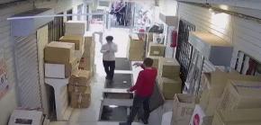 Joven cae a agujero por ir caminando mientras revisaba el celular: Se salvó de milagro Joven cae a agujero por ir caminando mientras revisaba el celular: Se salvó de milagro