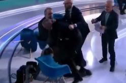 Periodista ucraniano golpeó a político pro Rusia por no criticar a Putin Periodista ucraniano golpeó a político pro Rusia por no criticar a Putin