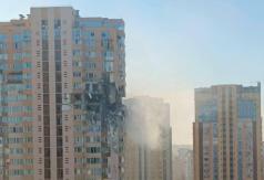 [VIDEO Y FOTOS] Un misil impacta en edificio residencial en Kiev