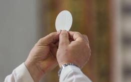 Cura culpó a "grupo satánico" por robo de hostias consagradas en parroquia de Valparaíso Cura culpó a "grupo satánico" por robo de hostias consagradas en parroquia de Valparaíso