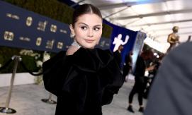 La fuerte caída que sufrió Selena Gómez en la alfombra roja de los SAG Awards 2022 La fuerte caída que sufrió Selena Gómez en la alfombra roja de los SAG Awards 2022