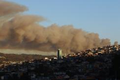 Continúan trabajando para controlar incendio forestal en Valparaíso
